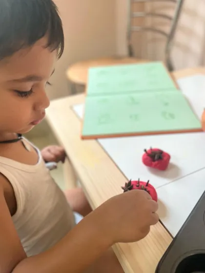 A quiet moment of concentration and discovery. We paired a book about apples with our homemade scented playdough and natural spices, creating a multi-sensory experience that connects reading with hands-on creation.