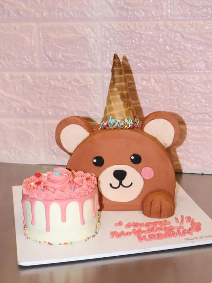 Our half birthday celebration set, featuring a large teddy bear cake and a matching mini drip cake. It's a super cute way to celebrate being six months old.