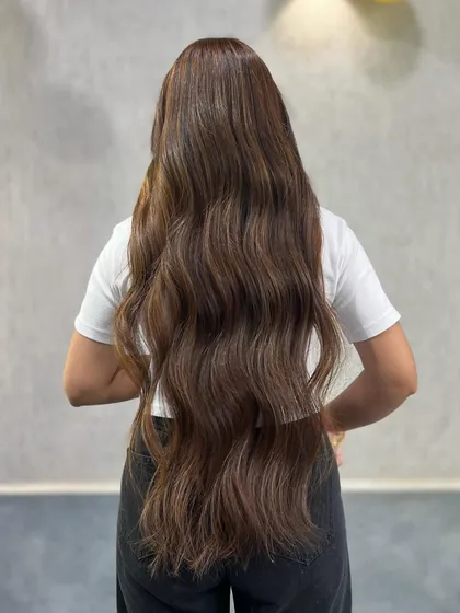 This is a great example of the Air Touch balayage technique. It creates natural-looking highlights that seamlessly weave into the hair color for a soft, blended result.