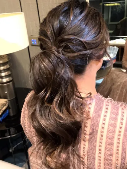 The final result, a beautiful and modern messy ponytail.