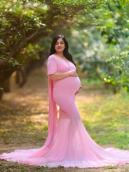 A quiet moment of reflection for this mother-to-be. Solo maternity portraits are a powerful way to celebrate your strength and the incredible journey of pregnancy. I focus on creating serene, beautiful images that you will cherish.