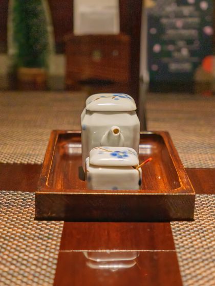 A close-up of our traditional ceramic soy sauce pot and condiment holder, small details that contribute to an authentic dining experience.