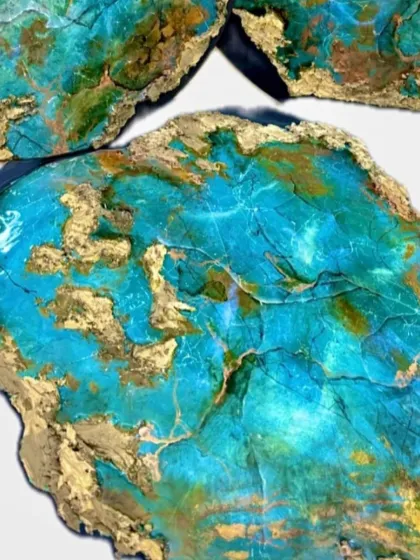 An overview of my online professional resin art workshops. You can learn techniques like opal and turquoise resin art, or join my basics course to create functional pieces.