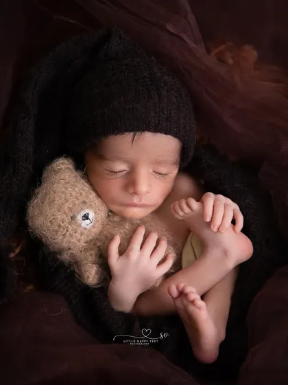 Sometimes, the most powerful images are the simplest. This classic portrait, with its warm, earthy tones and focus on the baby's peaceful sleep, showcases the timeless beauty of a newborn. It’s a memory you will treasure forever.