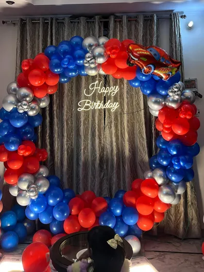 This 'Racing Car' theme balloon ring fits neatly into a corner of a room for an exciting home party.