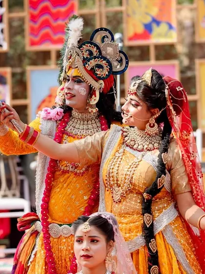 The performers taking a selfie, a fun, modern moment against a traditional-meets-pop-art backdrop.