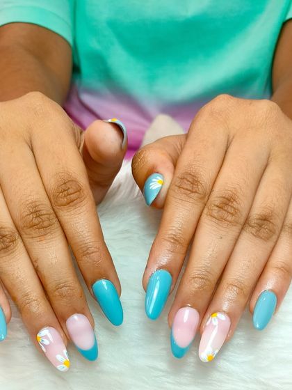 A full view of the summer-ready turquoise and daisy nail set, perfect for a sunny day.