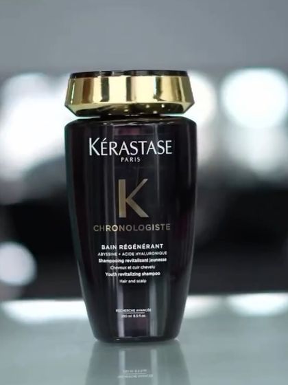 Indulge in the luxury of the Kérastase Chronologiste range. This revitalizing shampoo is infused with hyaluronic acid and abyssine to deeply cleanse and nourish both scalp and hair.