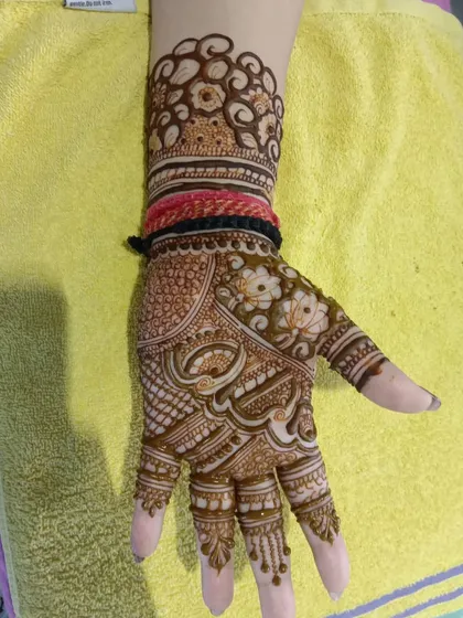 A full-hand mehndi design with classic floral and paisley motifs. This style is perfect for wedding guests or for festivals like Karva Chauth and Diwali.