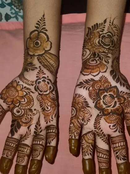 A simple and sweet floral design for a party guest. The pattern is light and airy, with flowers gracefully adorning the back of the hands.