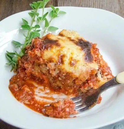 Here is a comforting slice of my freshly baked Moussaka. I layer rich ground beef and tender eggplant, then top it with a creamy, golden-brown Mornay sauce for a truly satisfying meal.