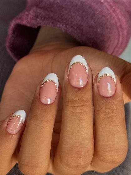 A close-up of the reverse French design. The clean lines and glossy finish make this set look so sophisticated.