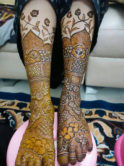 This unique leg design features architectural dome (gumbad) motifs, creating a look inspired by royal palaces.