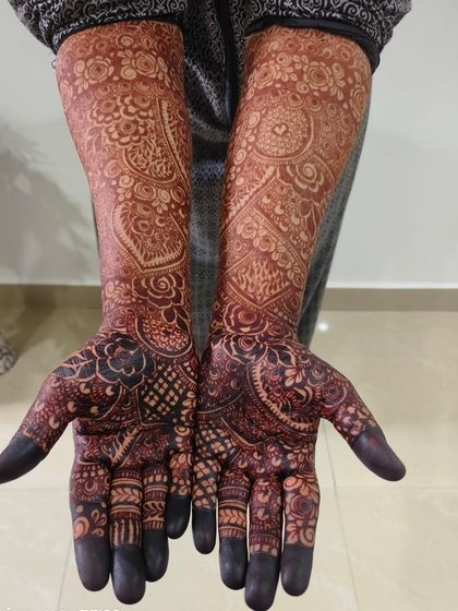 Another look at this perfect henna stain. The deep color on the palms and fingers is exactly what every bride dreams of for her wedding mehendi.