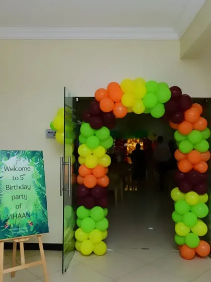 The entrance to Vihaan's jungle-themed 5th birthday party, with a welcome sign and a vibrant balloon arch setting the adventurous tone.