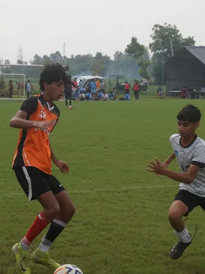 A one on one duel from the U16 RSA Cup. Our player uses his body to shield the ball while looking to drive past the defender.