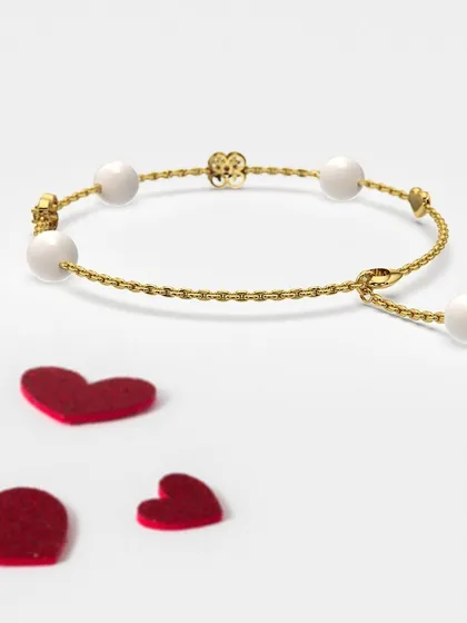 The adjustable clasp of the pearl charm bracelet, showing the thoughtful design that ensures a perfect fit. Every detail is considered to create a piece you will love to wear.