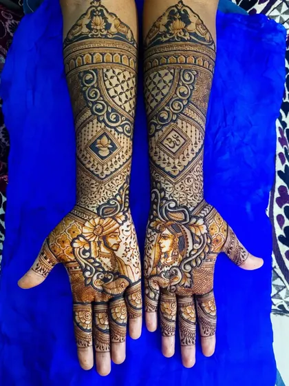 An elegant bridal design for my cousin, featuring portraits of the couple surrounded by intricate patterns. This Maharashtrian style henna is rich with detail and personal meaning.