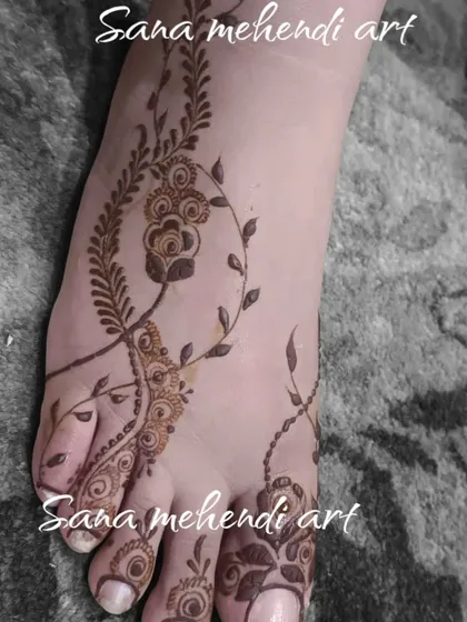 A delicate Arabic-style vine pattern for the foot, perfect for someone who wants a lighter, more modern design.