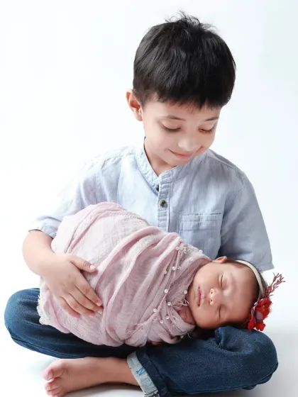 The bond between siblings is a gift that lasts a lifetime. Capturing the moment an older brother meets his new baby sister is incredibly special. I gently guide siblings to create tender, safe, and heartwarming portraits that show the beginning of their lifelong friendship.