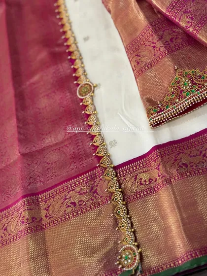 This image highlights the matching embroidered waist belt, designed to complete the temple jewellery set.