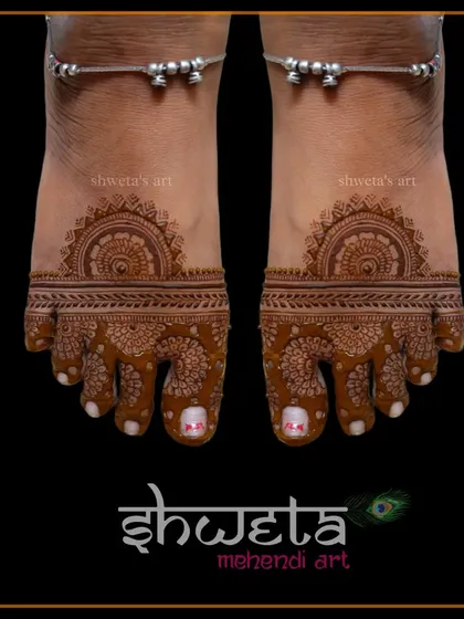 A simple and elegant leg design perfect for any occasion. This pattern features a classic mandala on the top of the foot with detailed work on the toes.
