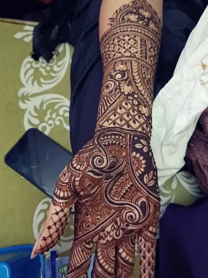 A single-hand design that combines the intricacy of Indian patterns with the boldness of Arabic swirls and shapes. This is a great example of a custom fusion piece.