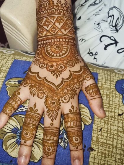 This is one of my most requested designs for guests. It's a beautiful, traditional pattern on the back of the hand that is quick to apply but looks incredibly detailed and elegant.