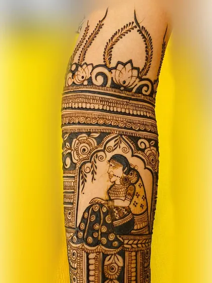 A portrait of a bride in a traditional pose, framed by an ornate archway. This style of figurative work adds a regal and timeless quality to your bridal mehendi.
