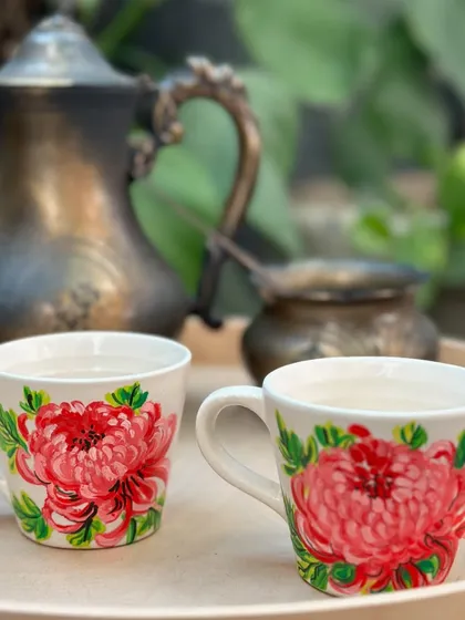 These ceramic mugs are painted with bold, beautiful red chrysanthemums, adding an artistic touch to your morning coffee.