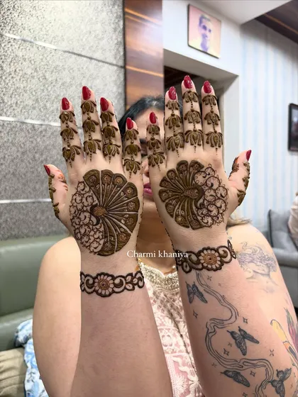 Where tradition meets elegance. This peacock design on the back of the hand is a statement piece, with the bird's beautiful plumage creating a fan-like shape.