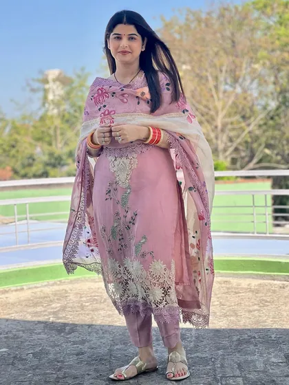 For this outdoor shoot, I created a fresh and bright makeup look to complement the lovely pink suit. The makeup is natural yet polished, making it perfect for daytime events, festive lunches, or a pre-wedding function.