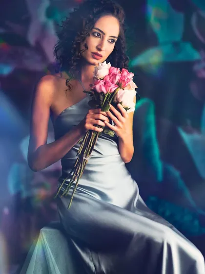 This image plays with color temperature to create a moody, dreamlike effect. The cool tones of the dress and the soft, diffused light give the portrait an ethereal and poetic quality.