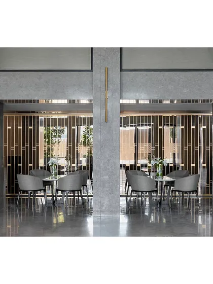 The area beneath the mezzanine was reimagined as a flexible meeting space, with decorative metal jali screens adding a touch of elegance and style.