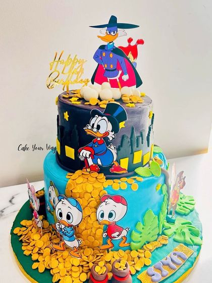 Reviving old memories with this DuckTales-themed cake, featuring Uncle Scrooge and his nephews amidst piles of gold.