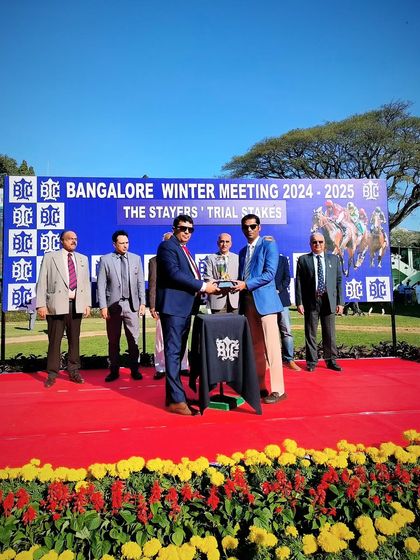 Presenting the trophy for the Stayers' Trial Stakes.