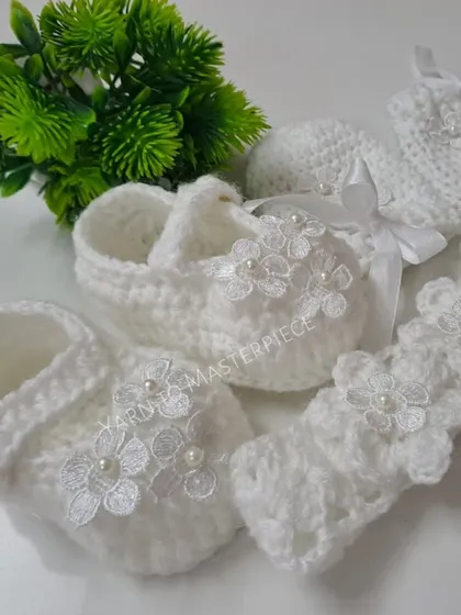 For a truly special occasion like a baptism or naming ceremony, I designed this elegant all-white set. It includes delicate booties, matching mittens, and a floral headband, all adorned with tiny, intricate lace flowers and pearls.