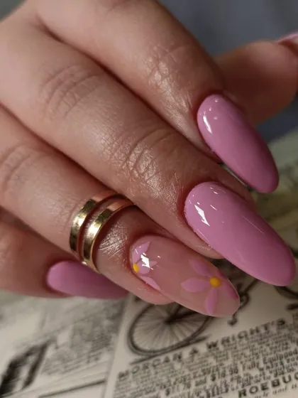 A sweet and simple design featuring a solid mauve pink on most nails, with a single accent nail showcasing a hand-painted daisy on a sheer base.