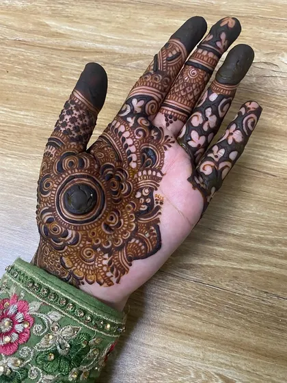 The final look of the design with the paste fully applied, showing the dark, bold central motif.