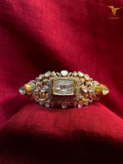 Crafted to stand out, this polki bracelet features a large, rectangular central polki surrounded by smaller uncut diamonds. It's a standalone showstopper perfect for adding festive sparkle.