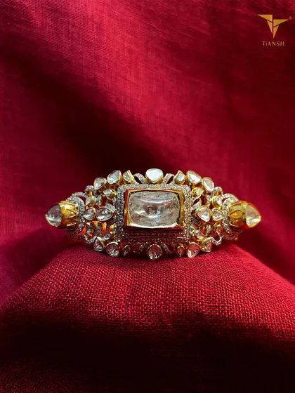 Crafted to stand out, this polki bracelet features a large, rectangular central polki surrounded by smaller uncut diamonds. It's a standalone showstopper perfect for adding festive sparkle.