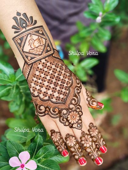 A beautiful back-of-hand design with a swan in a square frame, surrounded by a delicate 'jaal' pattern.