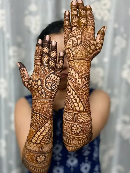 A stunning Arabic fusion design, with bold, flowing patterns that create a very modern and stylish look for any guest.