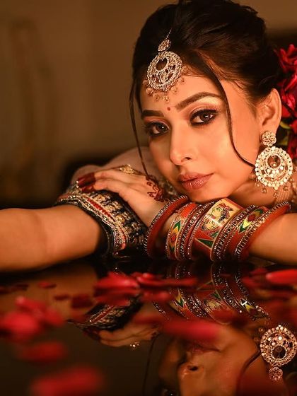 A direct and captivating look from the bride in this reflection shot, showcasing her confidence.