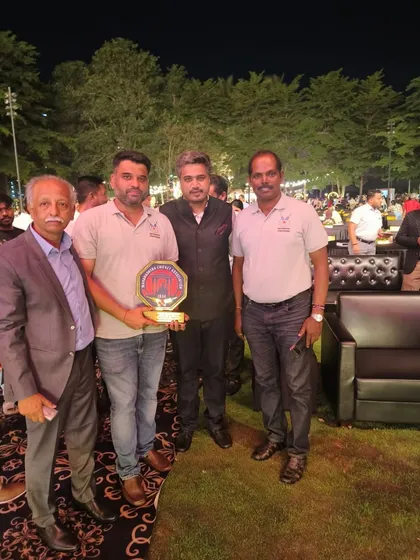 Our coaches with the Winner's Prize, a recognition of the hard work and dedication of our U-23 women's team.