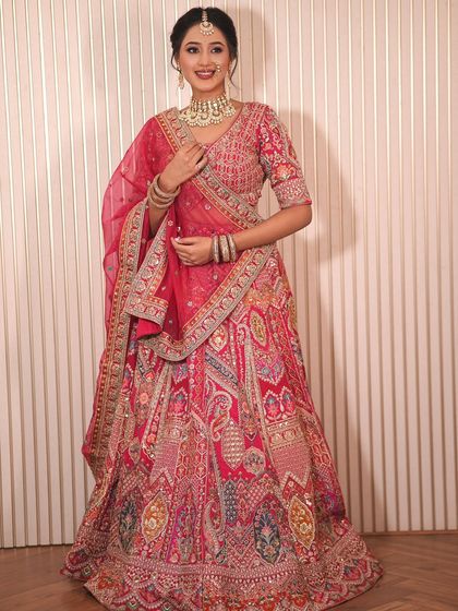 A complete bridal look featuring a heavy, gold-plated Kundan necklace, haath phool, and maang tikka, all available for rent.