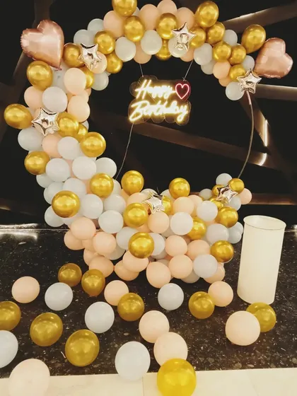 The heart and star foil balloons add a little extra sparkle to this birthday balloon decoration. It's these small details that make a difference.