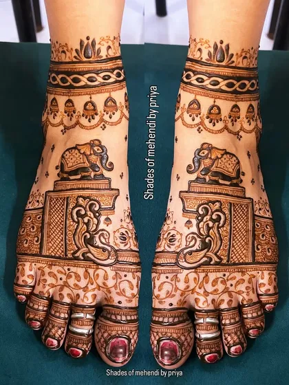 Your feet deserve just as much love. This royal-themed bridal foot mehendi features majestic elephants and intricate jharokha patterns, ensuring you look beautiful from head to toe on your wedding day.
