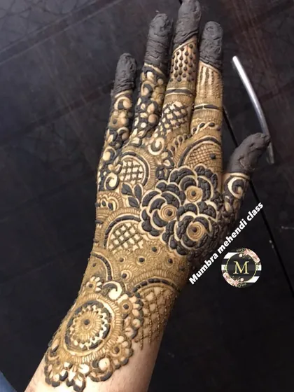 This design features a beautiful mix of floral and checkerboard patterns, with fully covered fingertips for a classic bridal look.