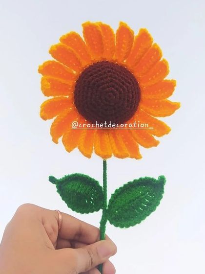 A single stem of our long-petal sunflower. This design has more delicate, separated petals for a different look compared to our classic sunflower.